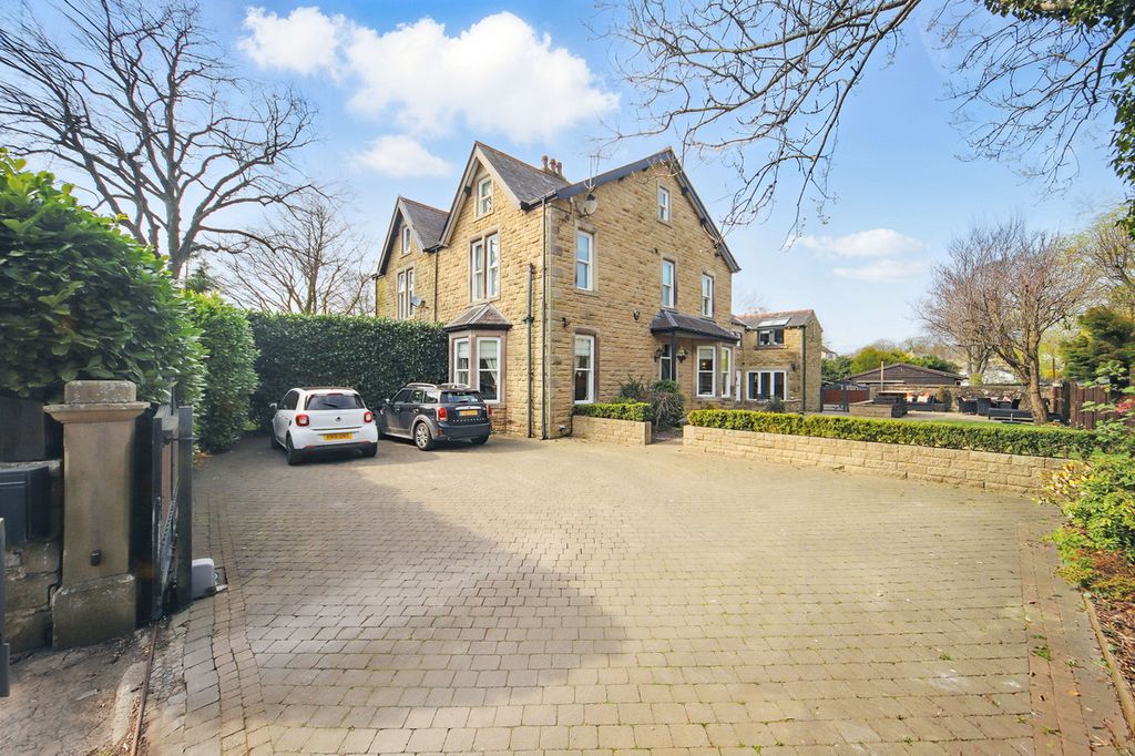 Property photo 2 of 37