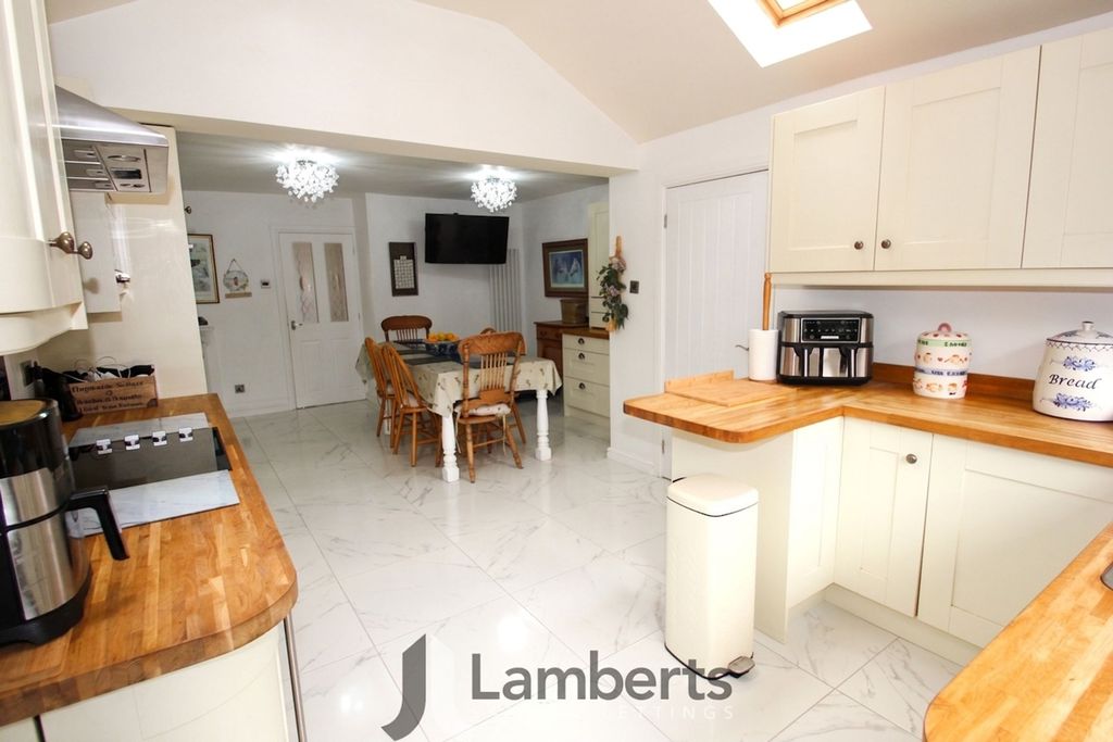 Property photo 3 of 28 Kitchen/Diner