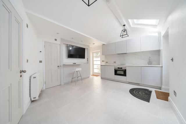 Property photo 3 of 9 Kitchen Living Room/