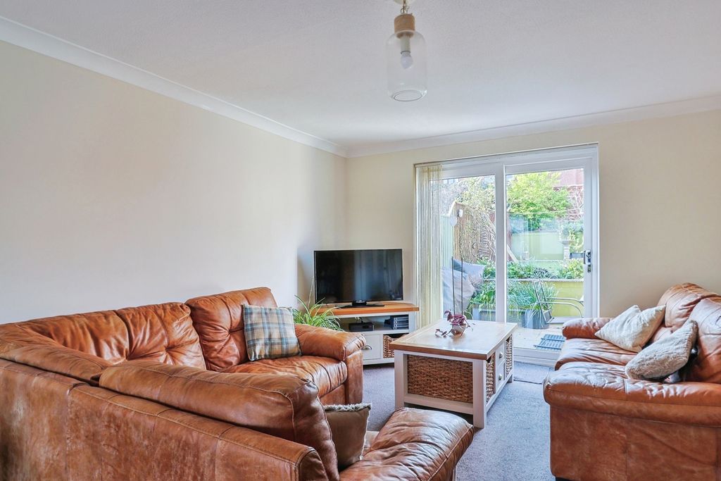 Property photo 2 of 21 Lounge