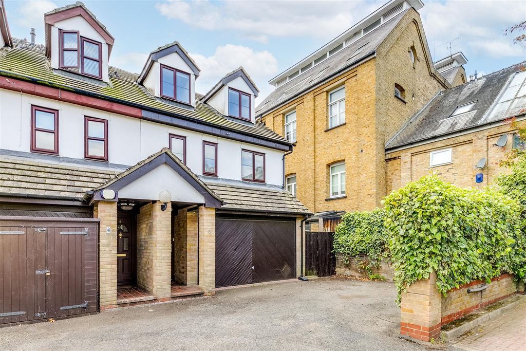 Property photo 3 of 21 Albany Mews 3-36.Jpg