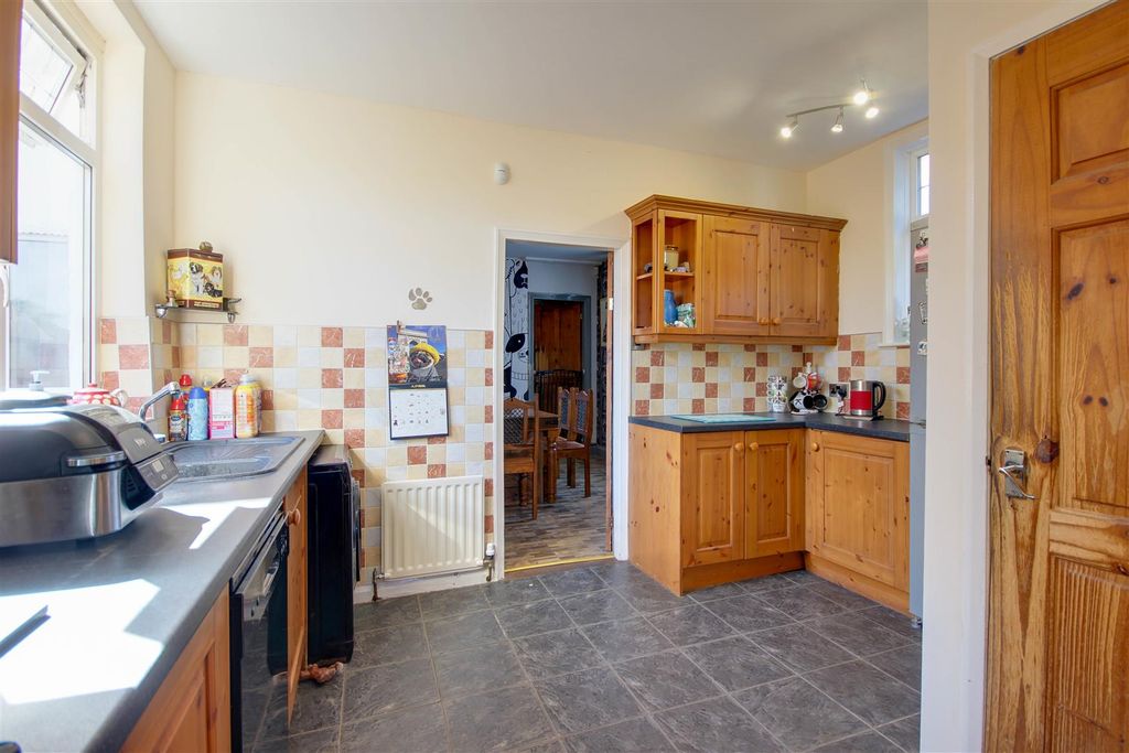 Property photo 3 of 19 Kitchen