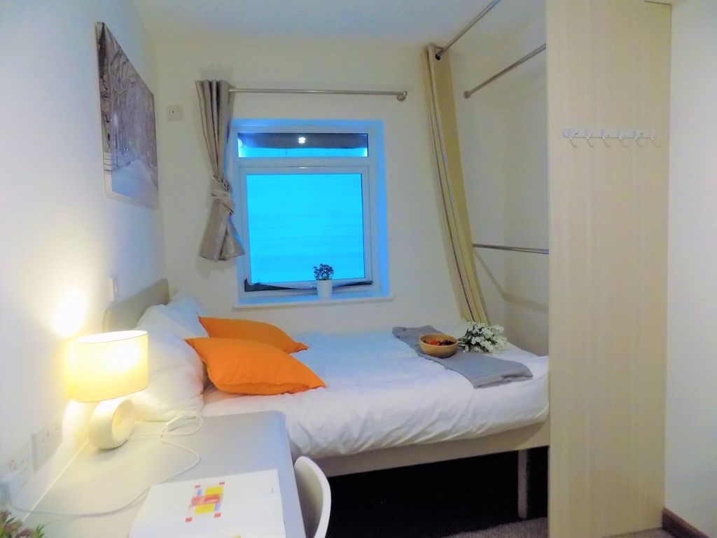 Property photo 2 of 22 Bright, Neatly Presented Bedroom With A Comfortabl...