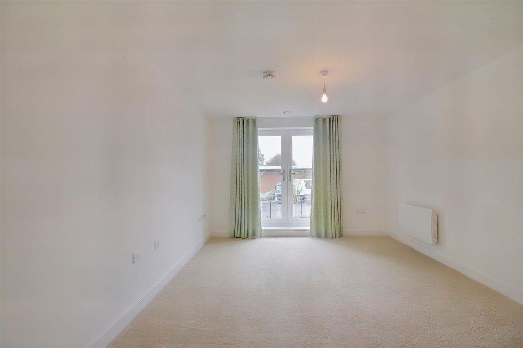 Property photo 2 of 12 8552279-Interior01-800.Jpg