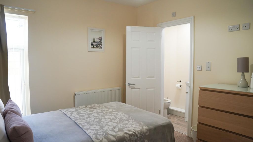 Property photo 1 of 5 Bedroom