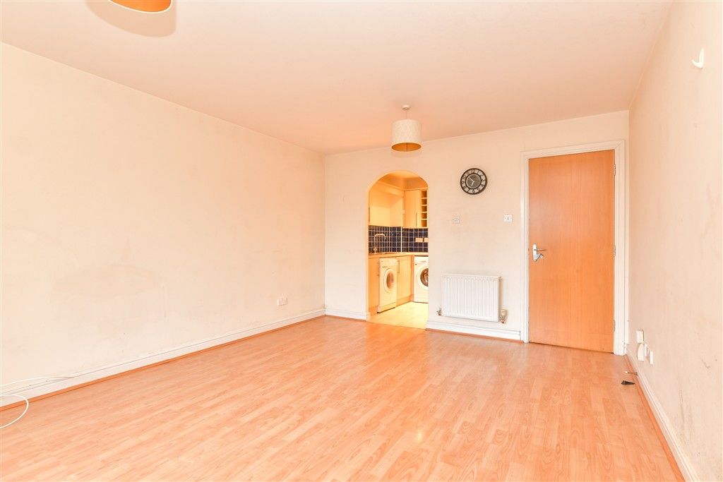 Property photo 3 of 8 Lounge