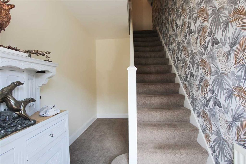 Property photo 2 of 9 Entrance Hall