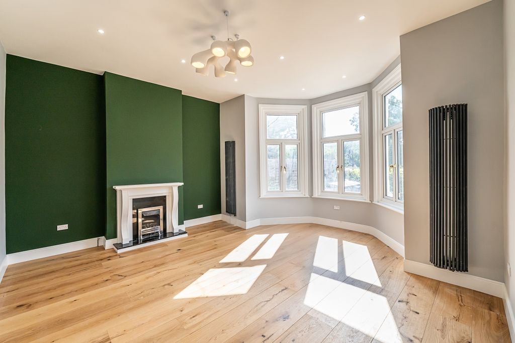 Property photo 2 of 26 119-A-Clapham-Com...
