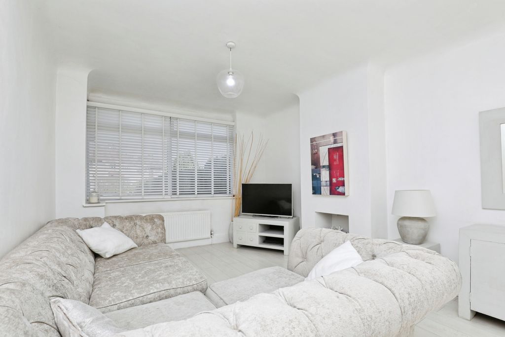 Property photo 3 of 18 Lounge