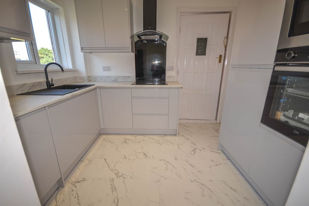 Property photo 2 of 12 Kitchen