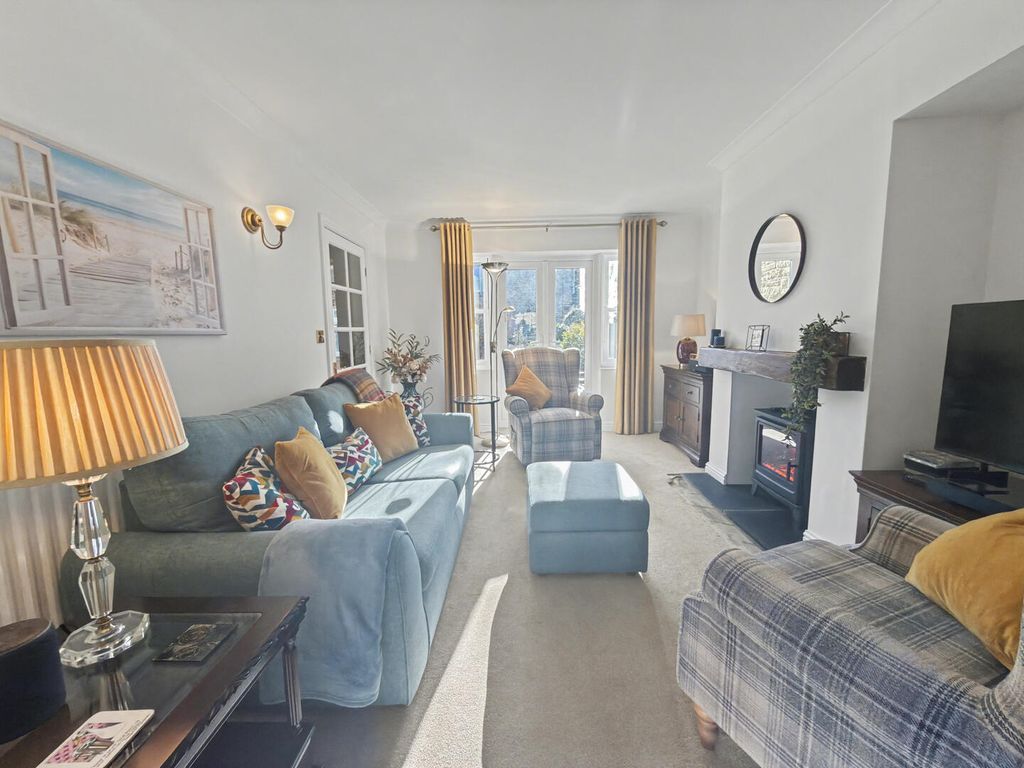 Property photo 2 of 18 Lounge