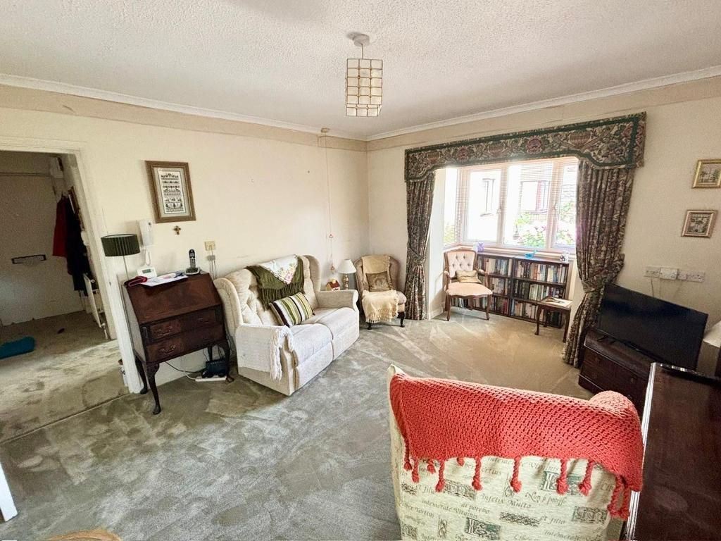 Property photo 3 of 12 Lounge