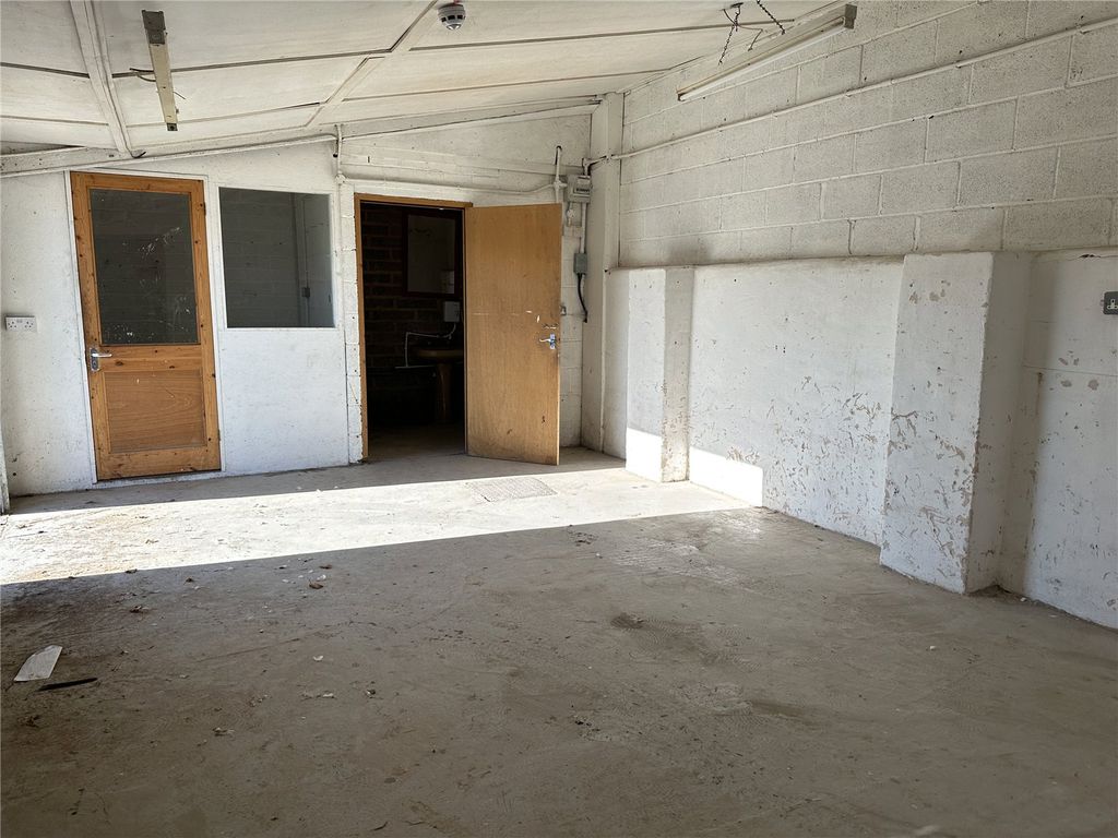 Property photo 3 of 8 Picture No. 12