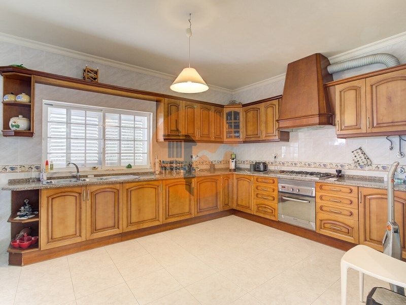 Property photo 2 of 78