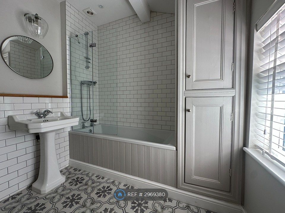 Property photo 1 of 14 Bathroom