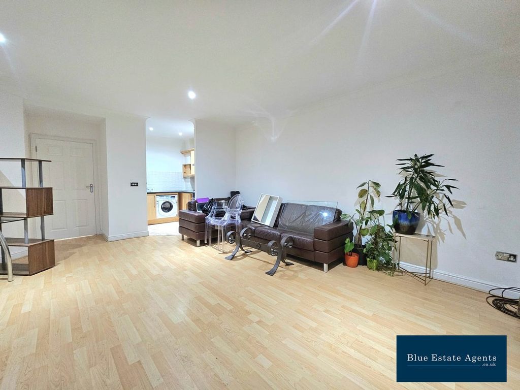 Property photo 2 of 16 Lounge