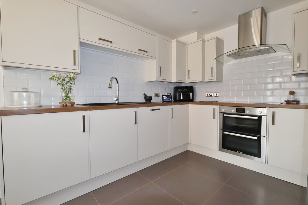 Property photo 2 of 52
