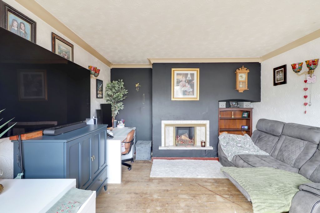 Property photo 3 of 22 Lounge