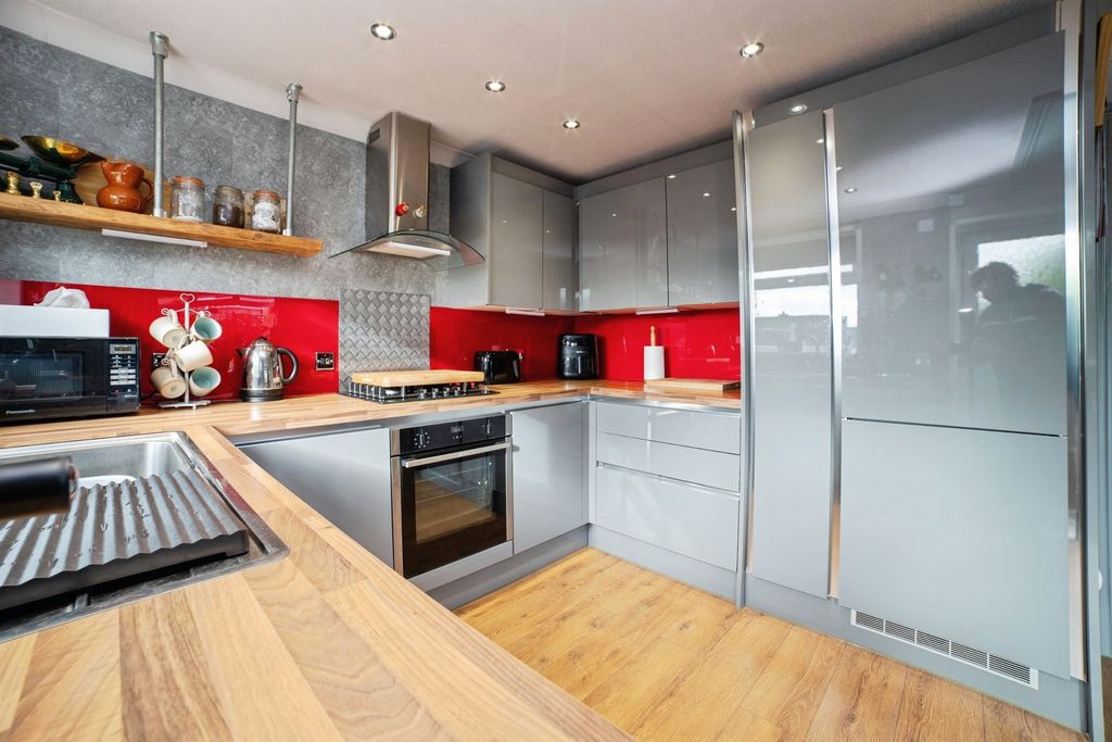 Property photo 3 of 17