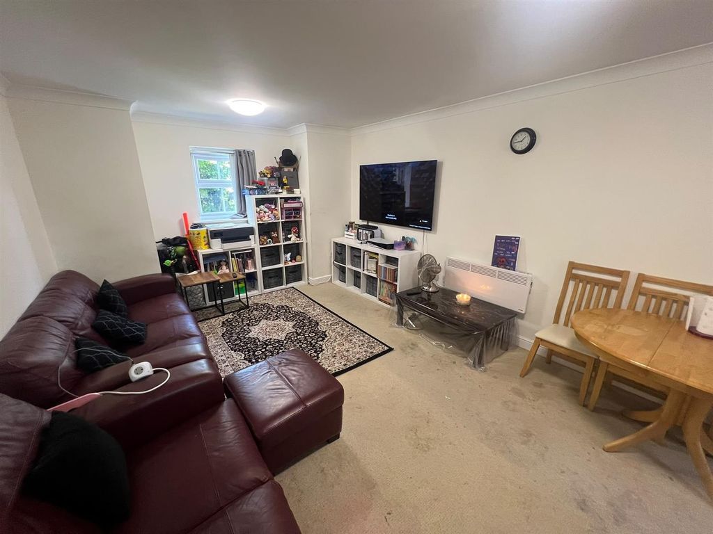 Property photo 3 of 11 Lounge/Dining