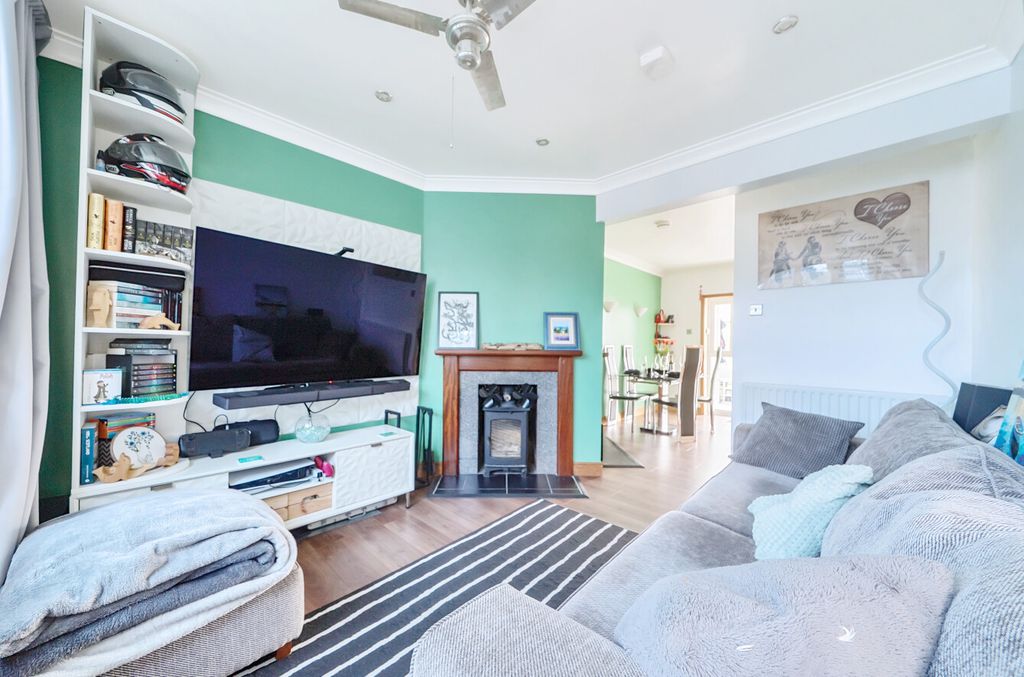 Property photo 2 of 15 1328535-29-688399...