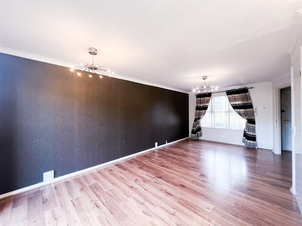 Property photo 3 of 15 Hookstone Way Ig8
