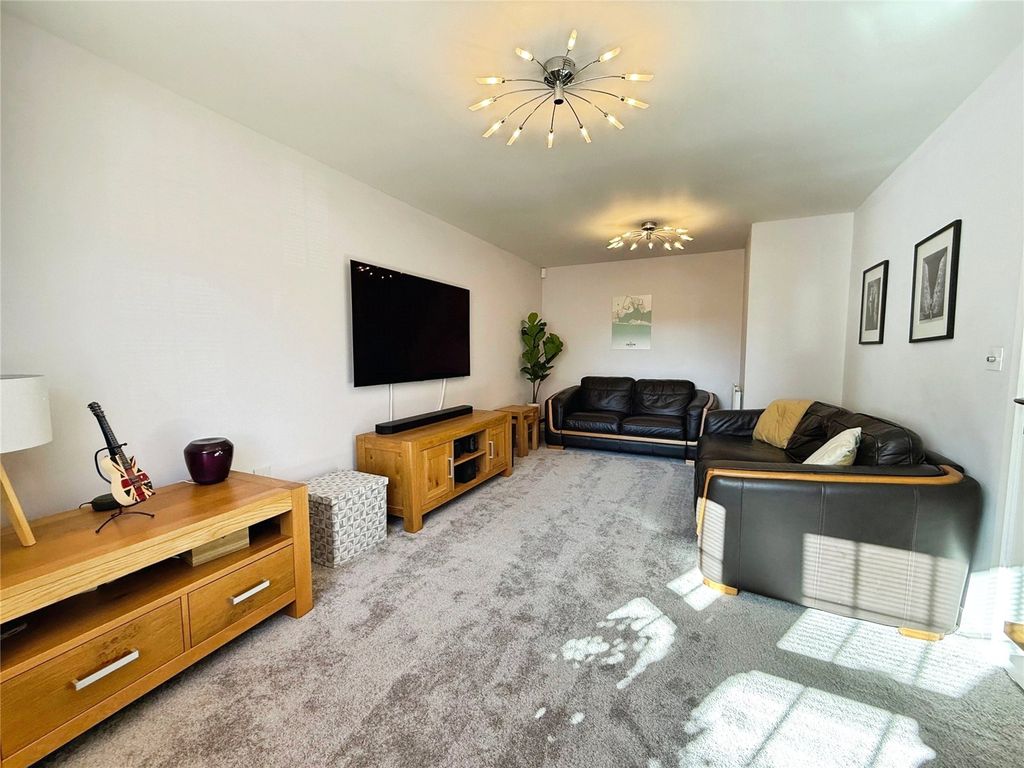 Property photo 3 of 20 Lounge