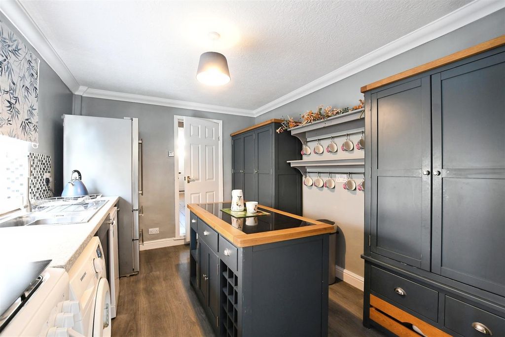 Property photo 2 of 19 Fitted Kitchen