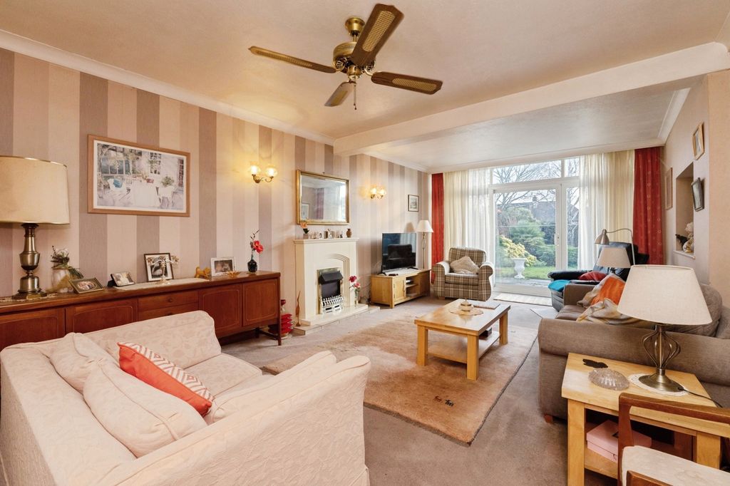 Property photo 2 of 12 Lounge