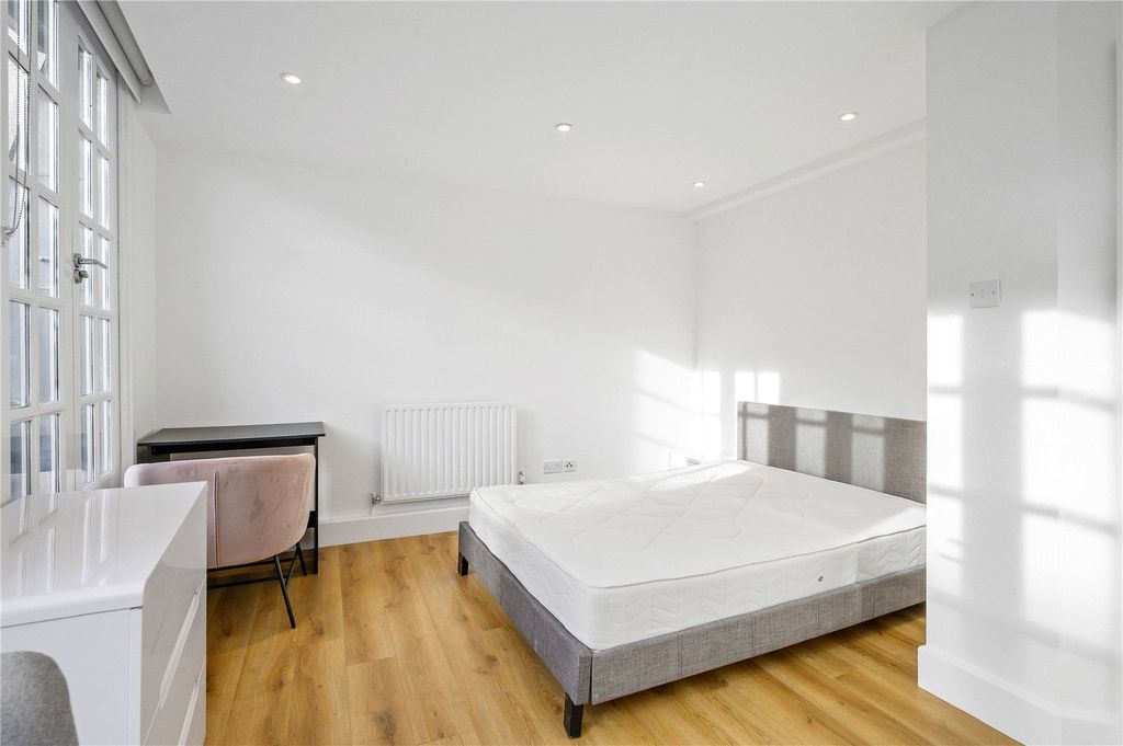 Property photo 3 of 16 Bedroom