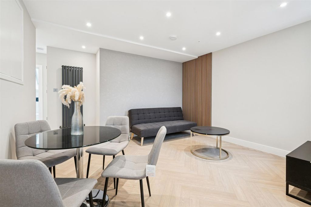 Property photo 3 of 8 Flat 3 20 Hoyle Road Reception 3.Jpg