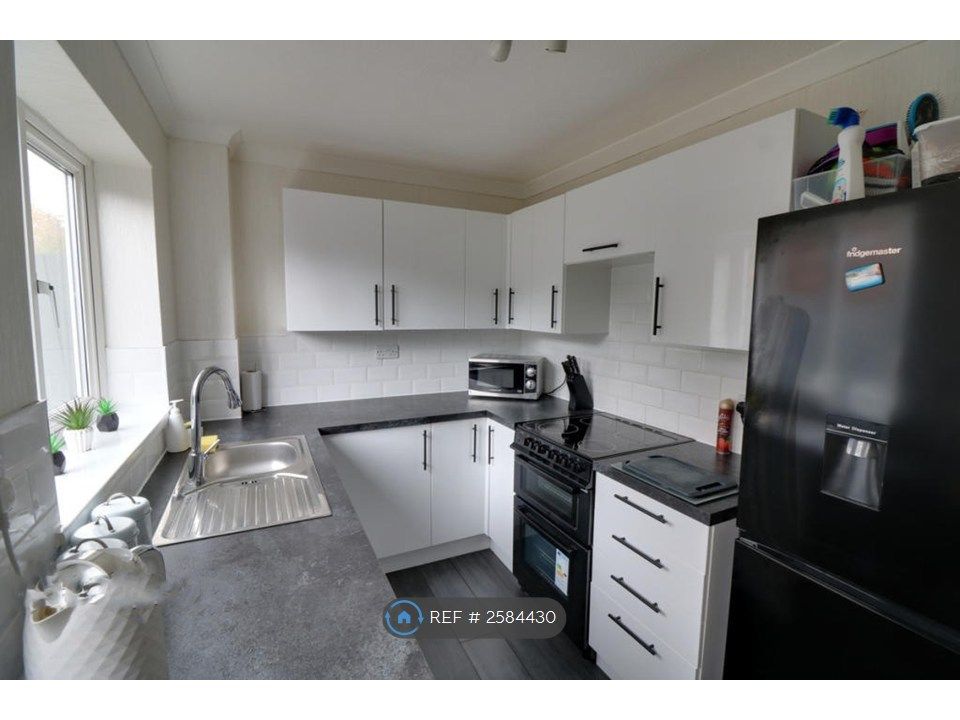 Property photo 3 of 11 Kitchen