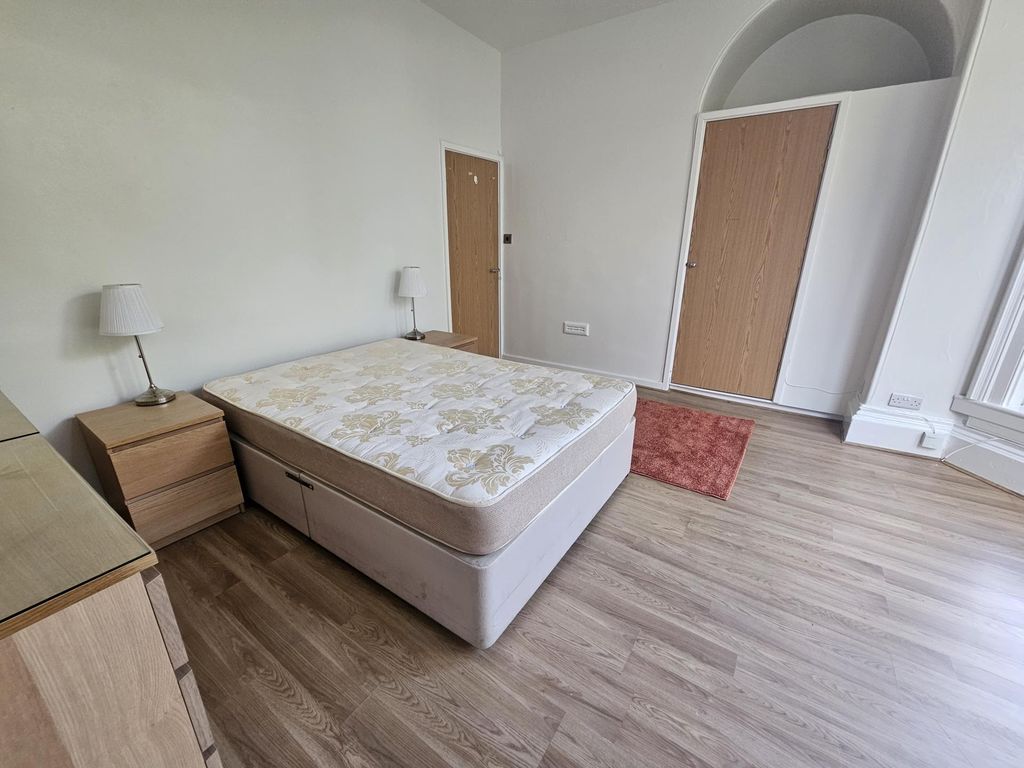 Property photo 2 of 10 A Bright And Spacious Master Bedroom With A Large ...