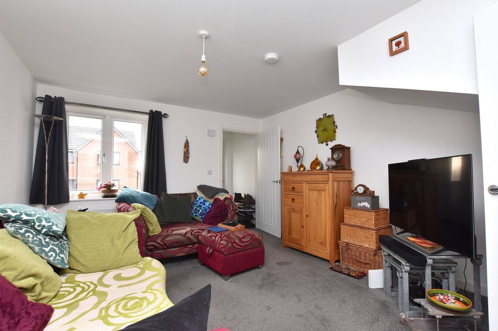 Property photo 3 of 17 Living Room