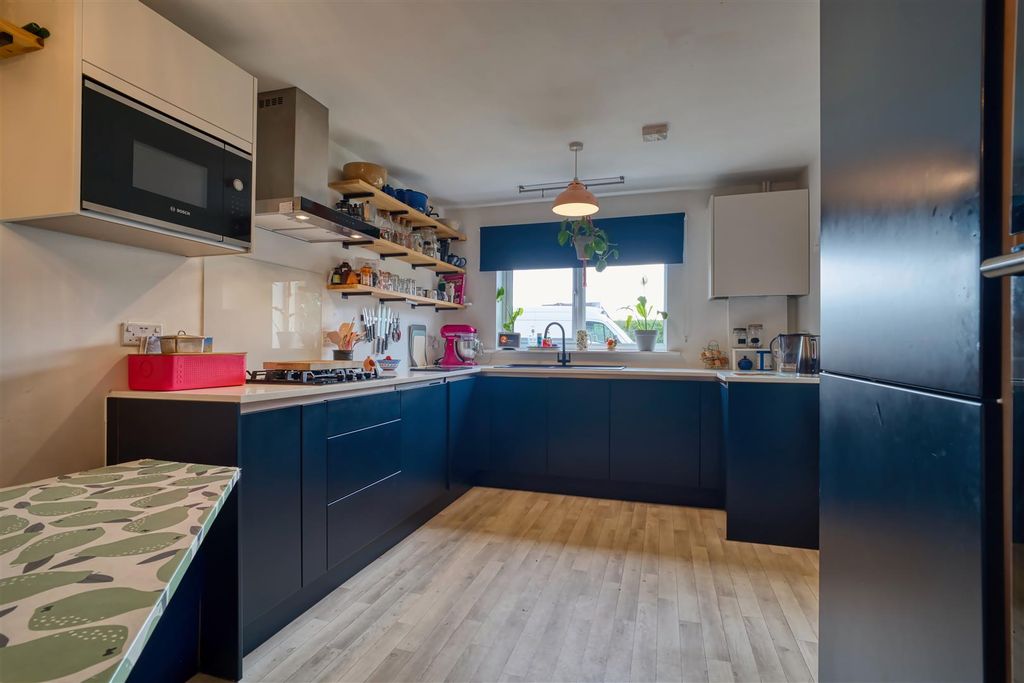 Property photo 2 of 10 Kitchen