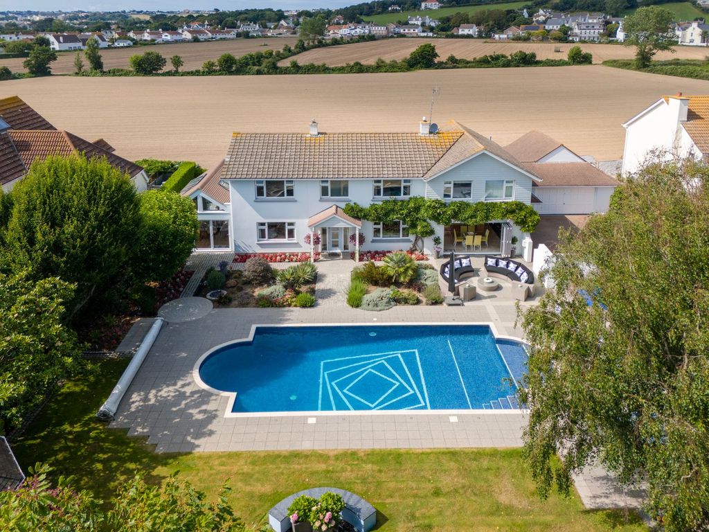 Property photo 2 of 50