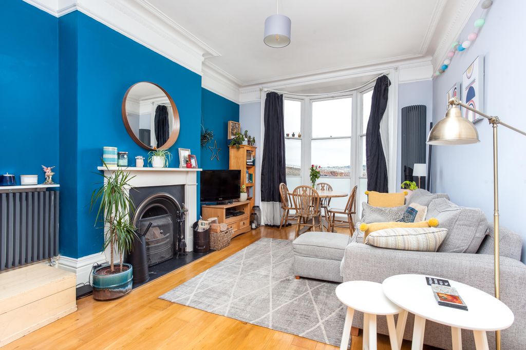 Property photo 3 of 14 liv1A