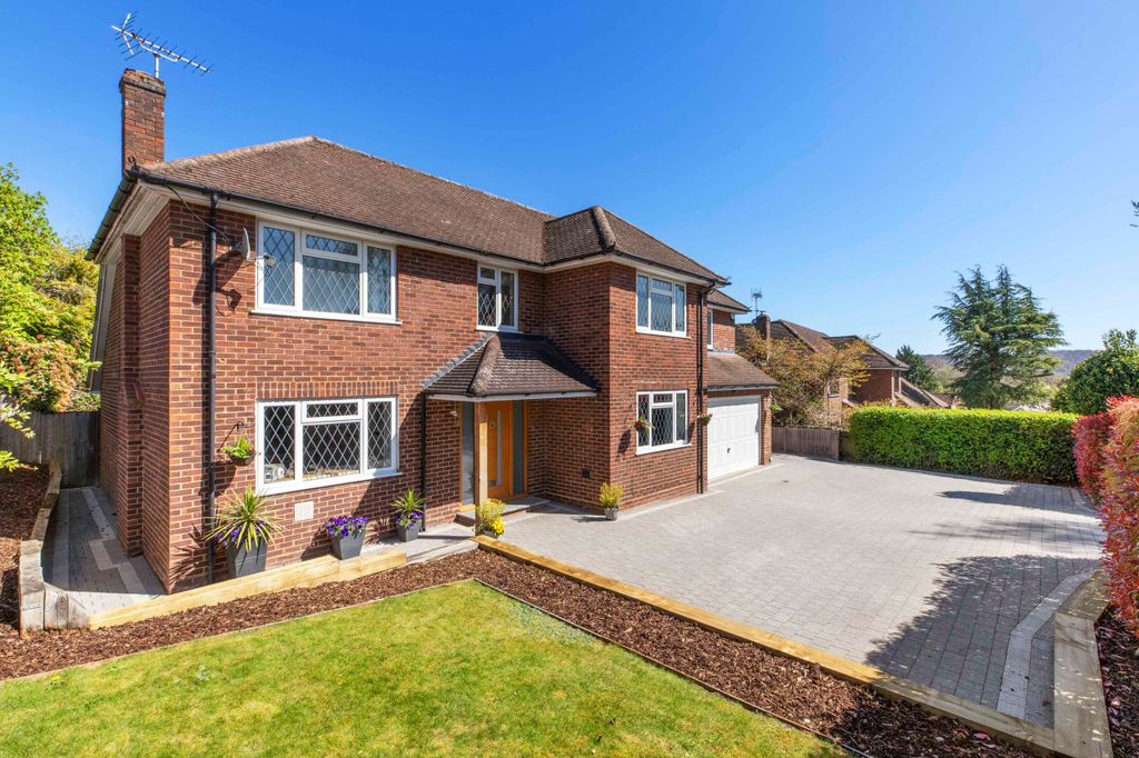 Property photo 1 of 30 8 Spinfield Lane West, Sl7 2Db (Low Res)-2