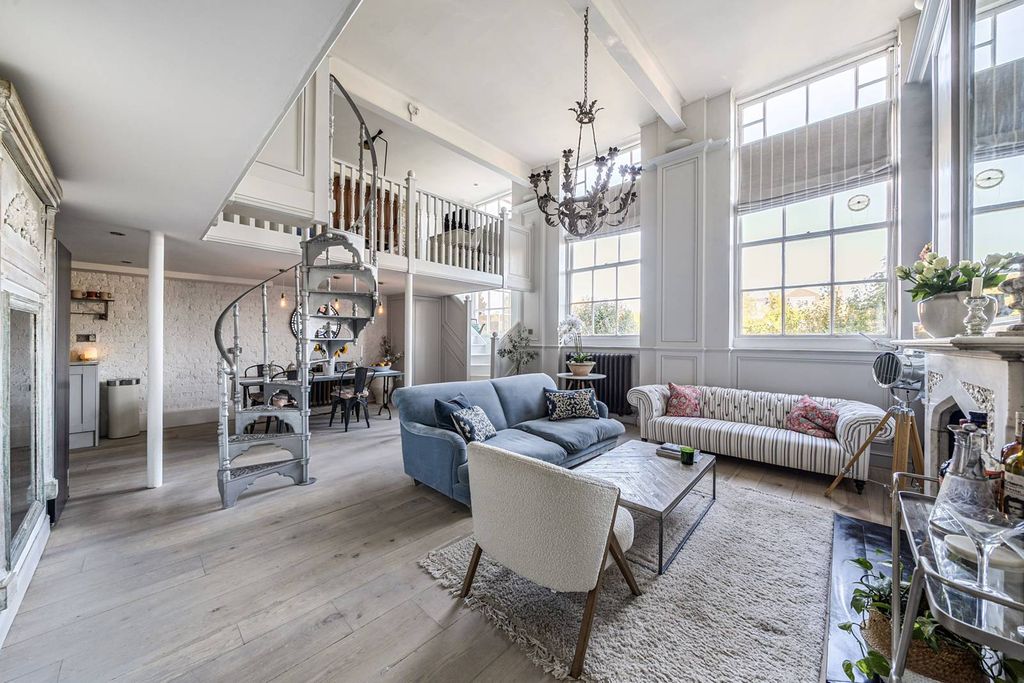 Property photo 2 of 20