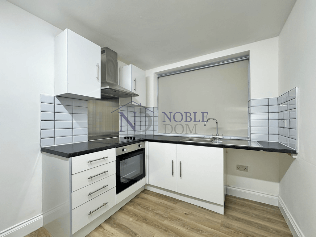 Property photo 1 of 4 Large Studio Flat In Hounslow