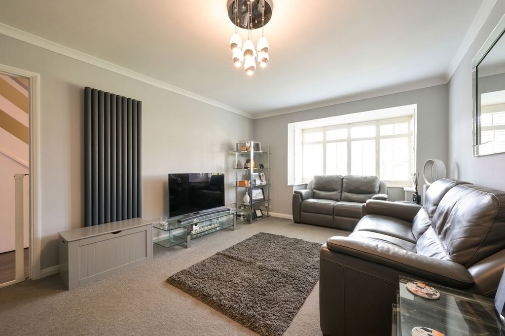 Property photo 2 of 14 Huntsmoor Road, Ewell, Epsom, Surrey, Kt19 0Jh