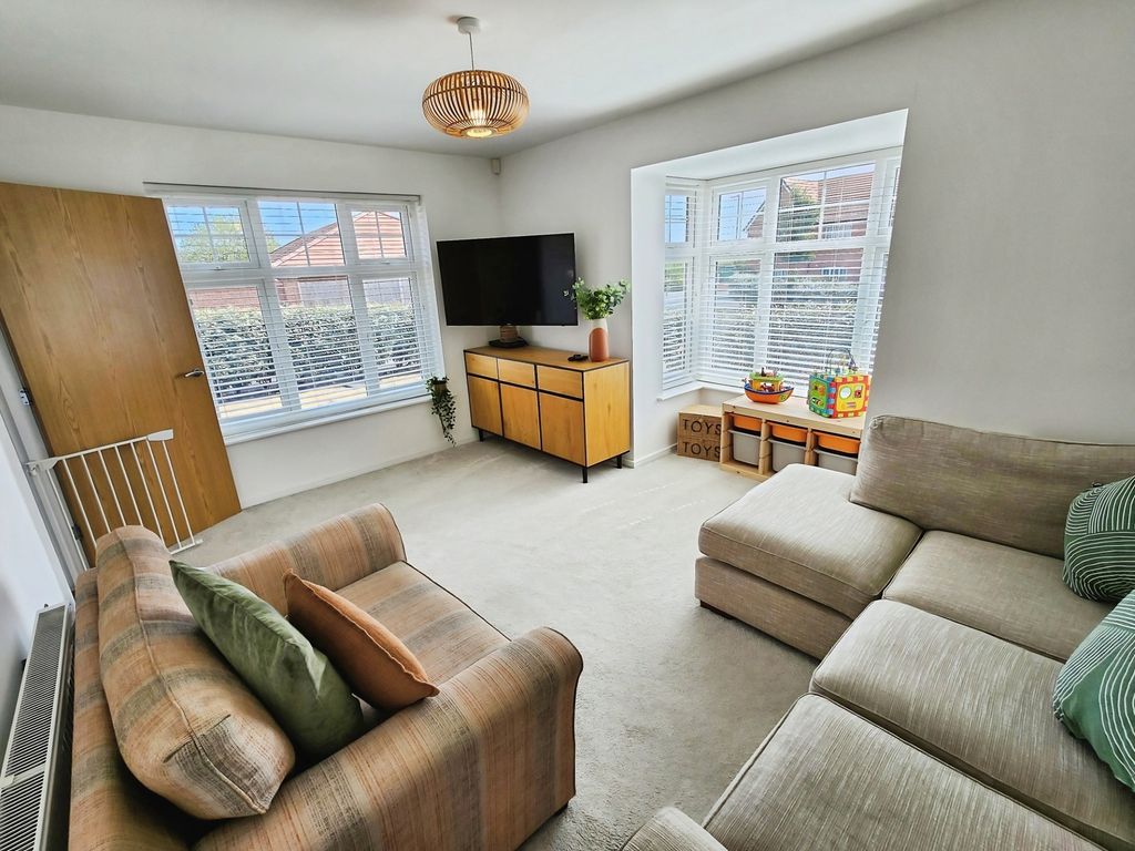 Property photo 2 of 18 Lounge