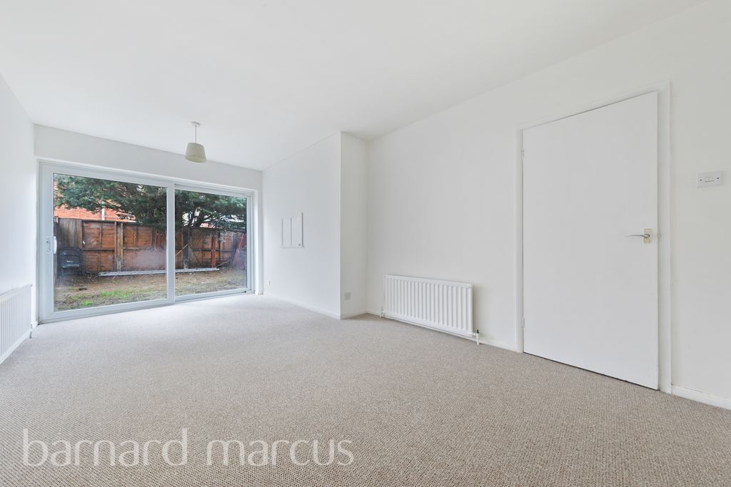 Property photo 1 of 8 Living Room