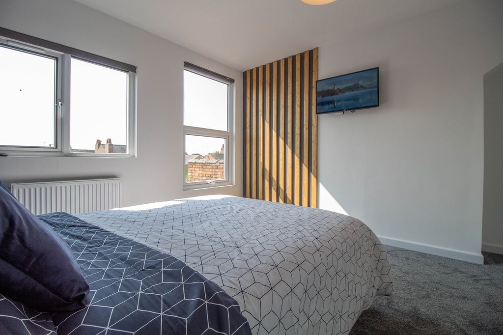 Property photo 2 of 26