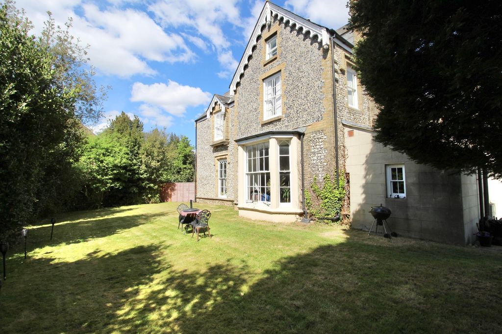 Property photo 2 of 13