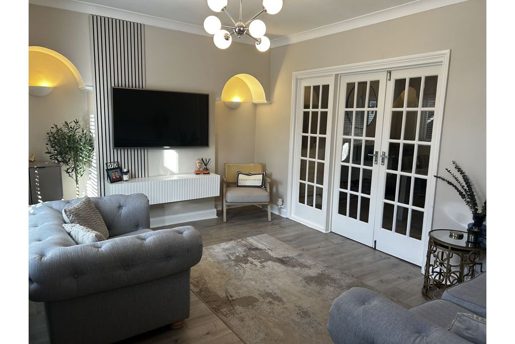 Property photo 2 of 14 Lounge