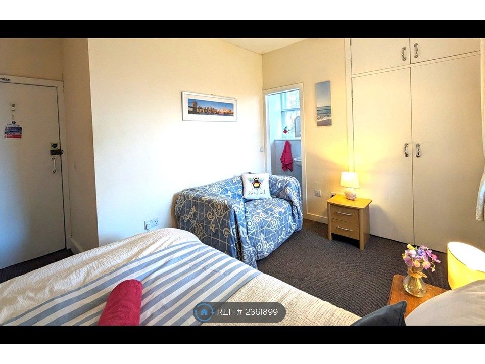 Property photo 1 of 12 Room 2 - £690/Mo