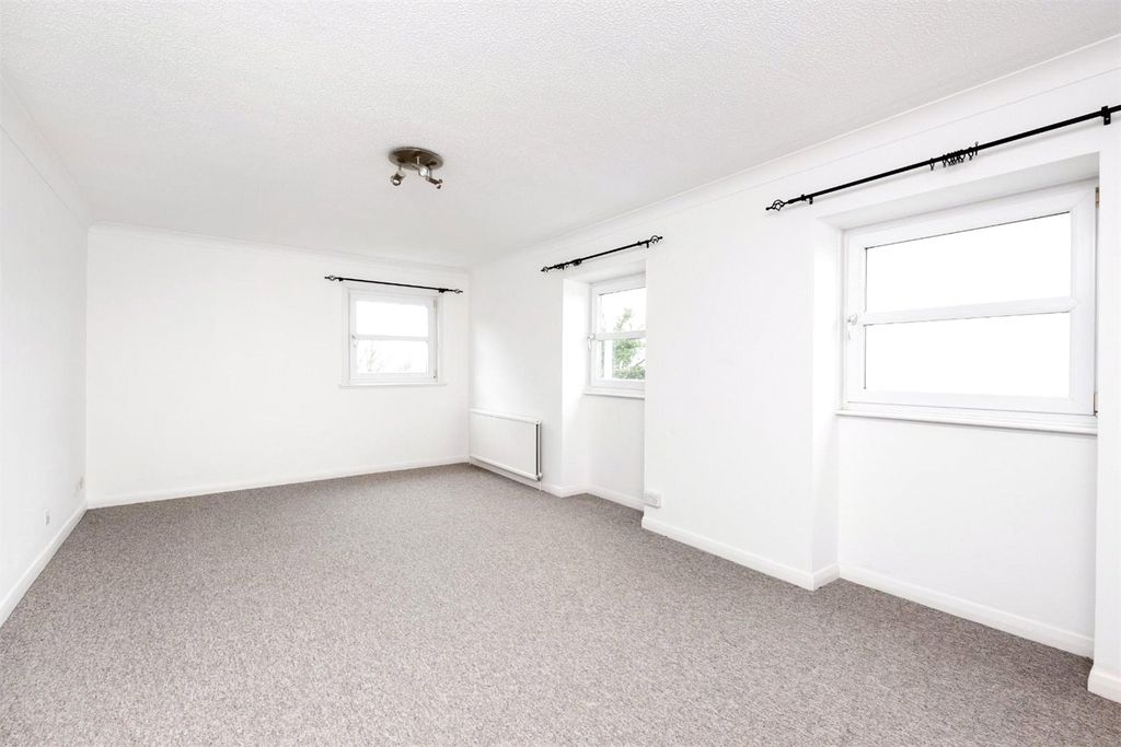 Property photo 2 of 10 Flat 8 Camden Court,