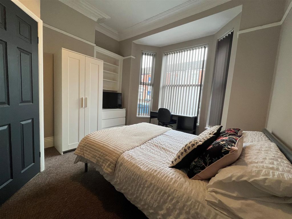 Property photo 3 of 8 28 Vermont St Photo 3.Jpg