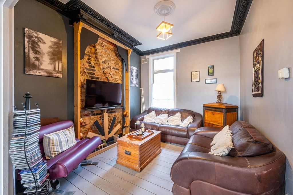 Property photo 3 of 18